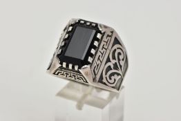 A GENTLEMENS LARGE WHITE METAL SIGNET RING, set with a rectangular cut black stone, within a Greek