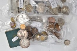 A SMALL PLASTIC BOX OF UK AND WORLD COINAGE, to include a George V half sovereign dated 1911,