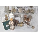 A SMALL PLASTIC BOX OF UK AND WORLD COINAGE, to include a George V half sovereign dated 1911,