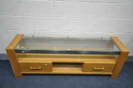 AN OAK EFFECT TV STAND with a glass top and two drawers, length 160cm x depth 40cm x height 65cm