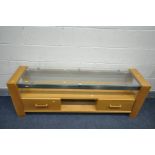 AN OAK EFFECT TV STAND with a glass top and two drawers, length 160cm x depth 40cm x height 65cm