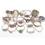 A PARCEL OF SILVER AND WHITE METAL RINGS, to include a silver diamond and ruby set crossover style