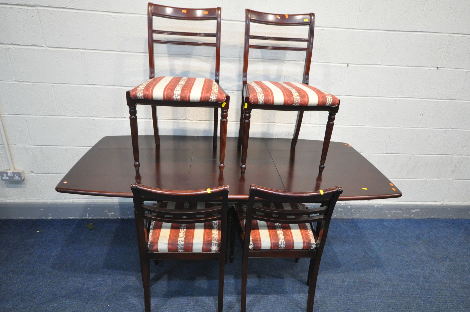 A MEREDEW MAHOGANY EXTENDING DINING TABLE, on fluted legs, length 184cm x closed length 134cm x