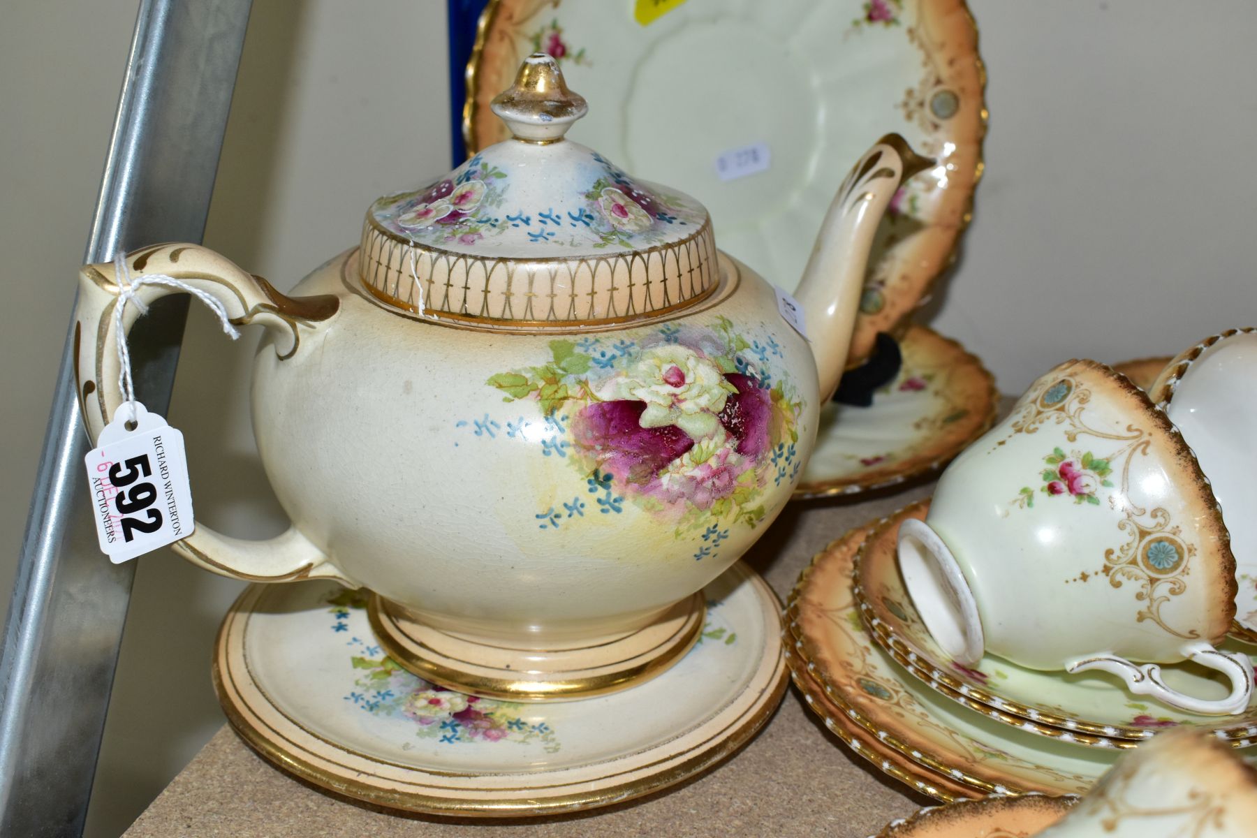 A VINTAGE ROYAL ALBERT CROWN CHINA TWENTY FIVE PIECE PART TEA SET, comprising two cake plates, seven - Image 4 of 7