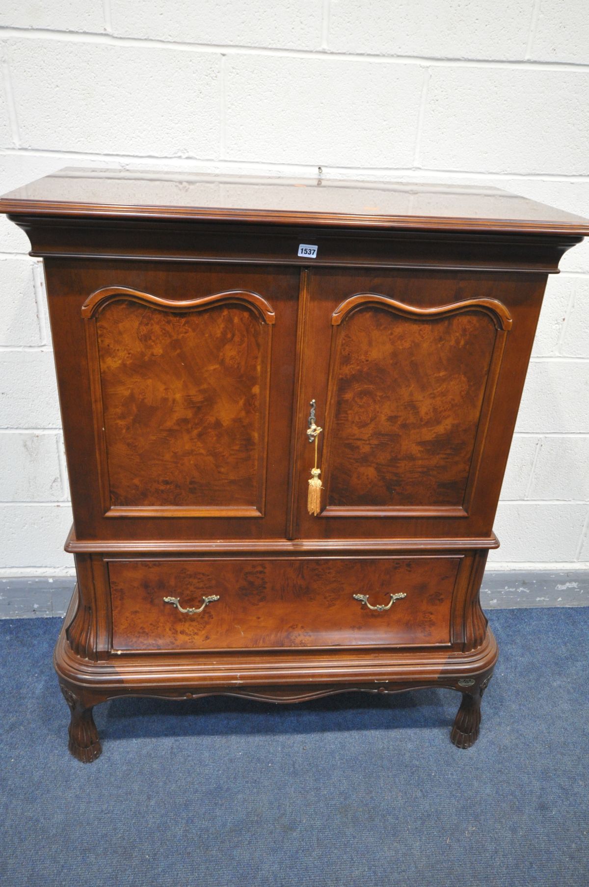 A REPRODUCTION ITALIAN MAHOGANY TV CABINET, bifold double doors above a single deep drawer, width