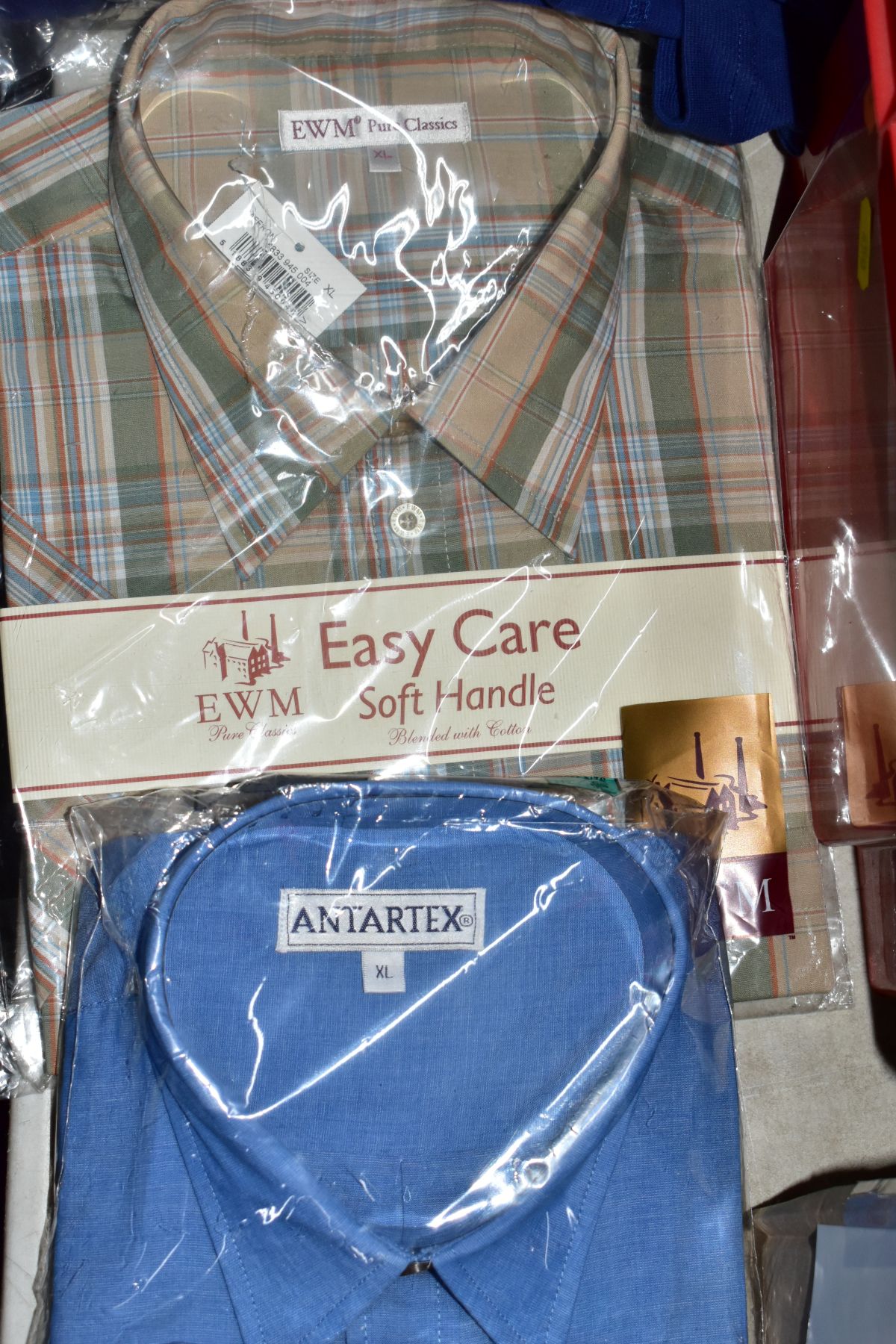 NINE BOXES OF MEN'S KNITWEAR, FORMAL SHIRTS AND T-SHIRTS WITH BEDDING ETC, to include five boxes - Image 3 of 7