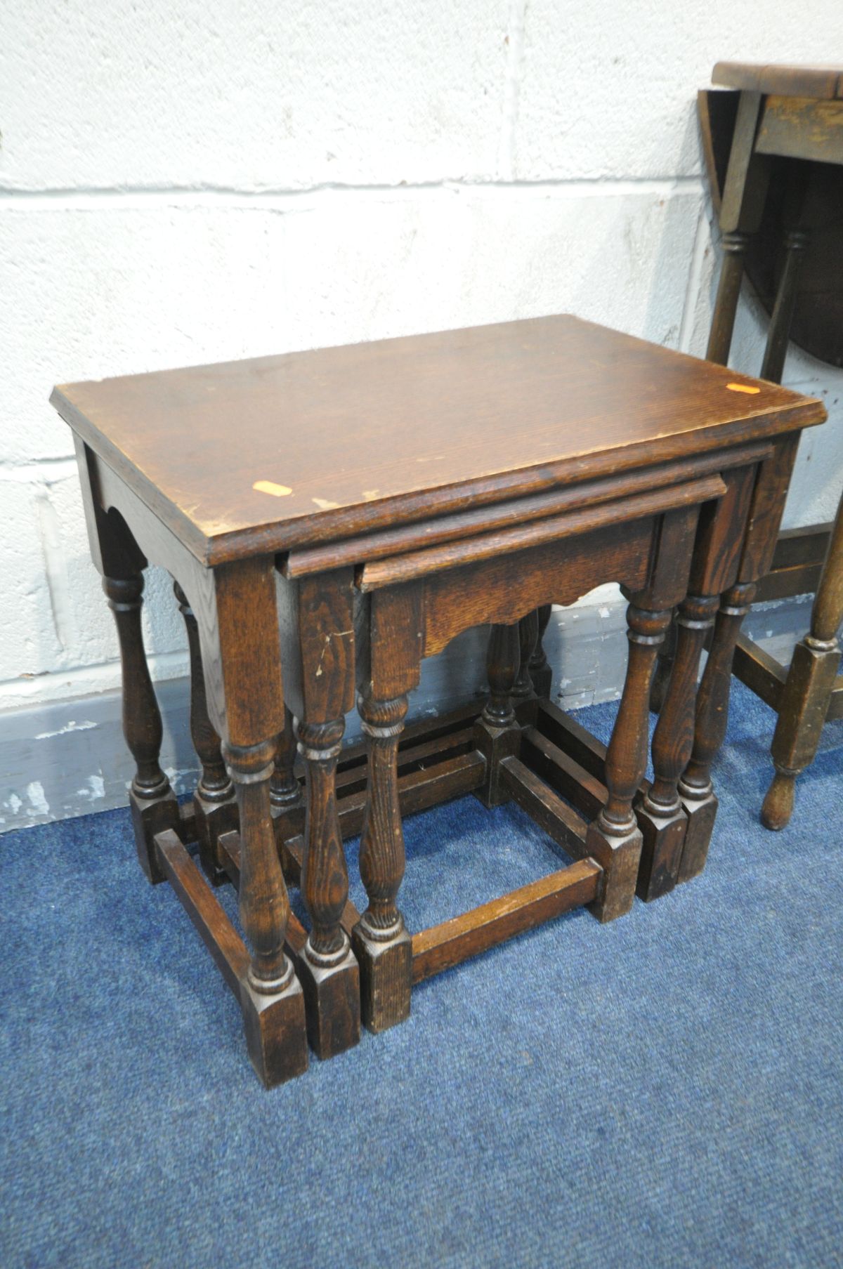 AN OAK OVAL TOP GATE LEG TABLE, open length 87cm x depth 35cm x height 72cm (condition:-crack to - Bild 3 aus 3