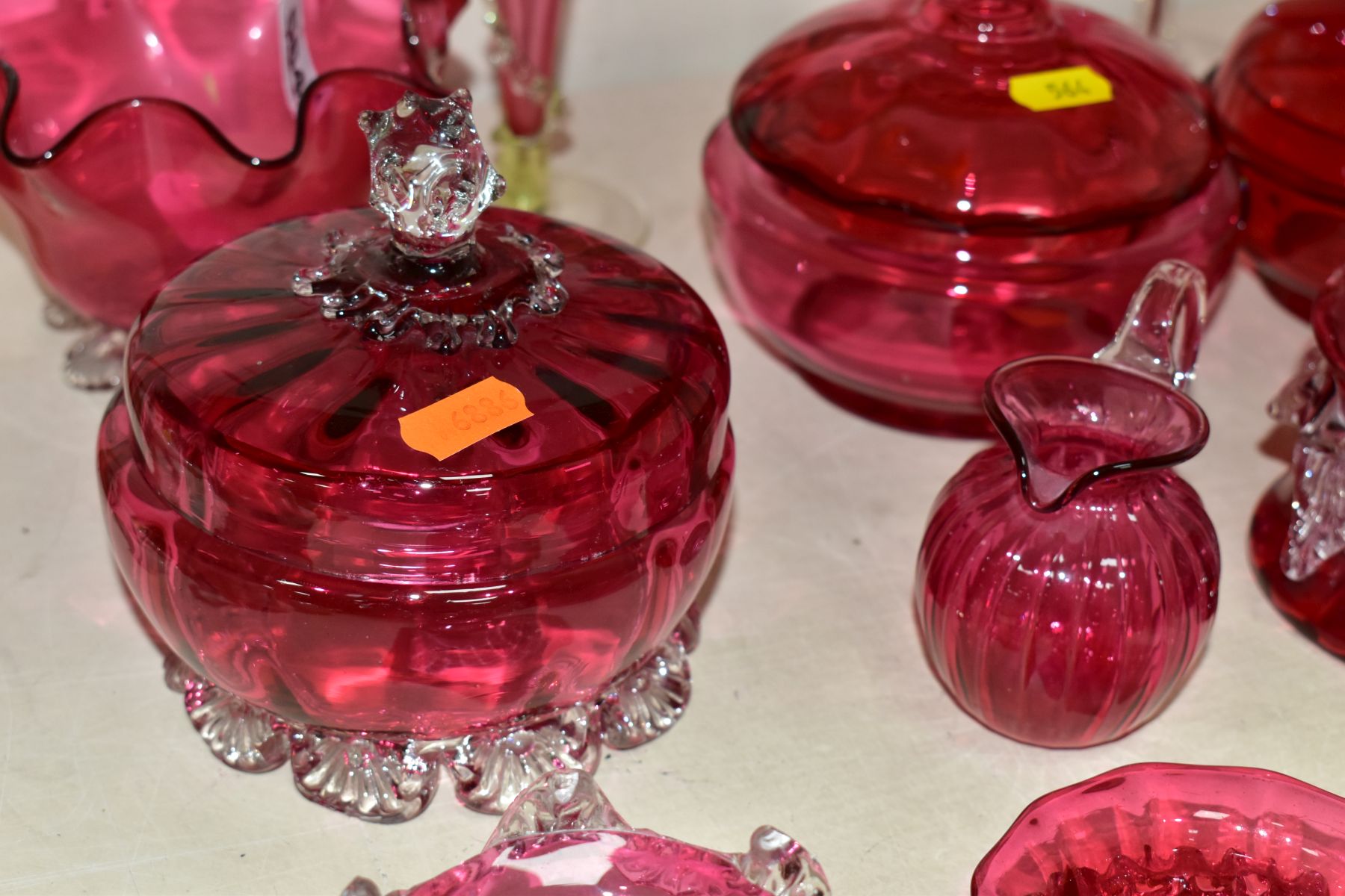EIGHTEEN PIECES OF CRANBERRY GLASS, to include some late Victorian/Edwardian and later pieces, two - Image 5 of 17