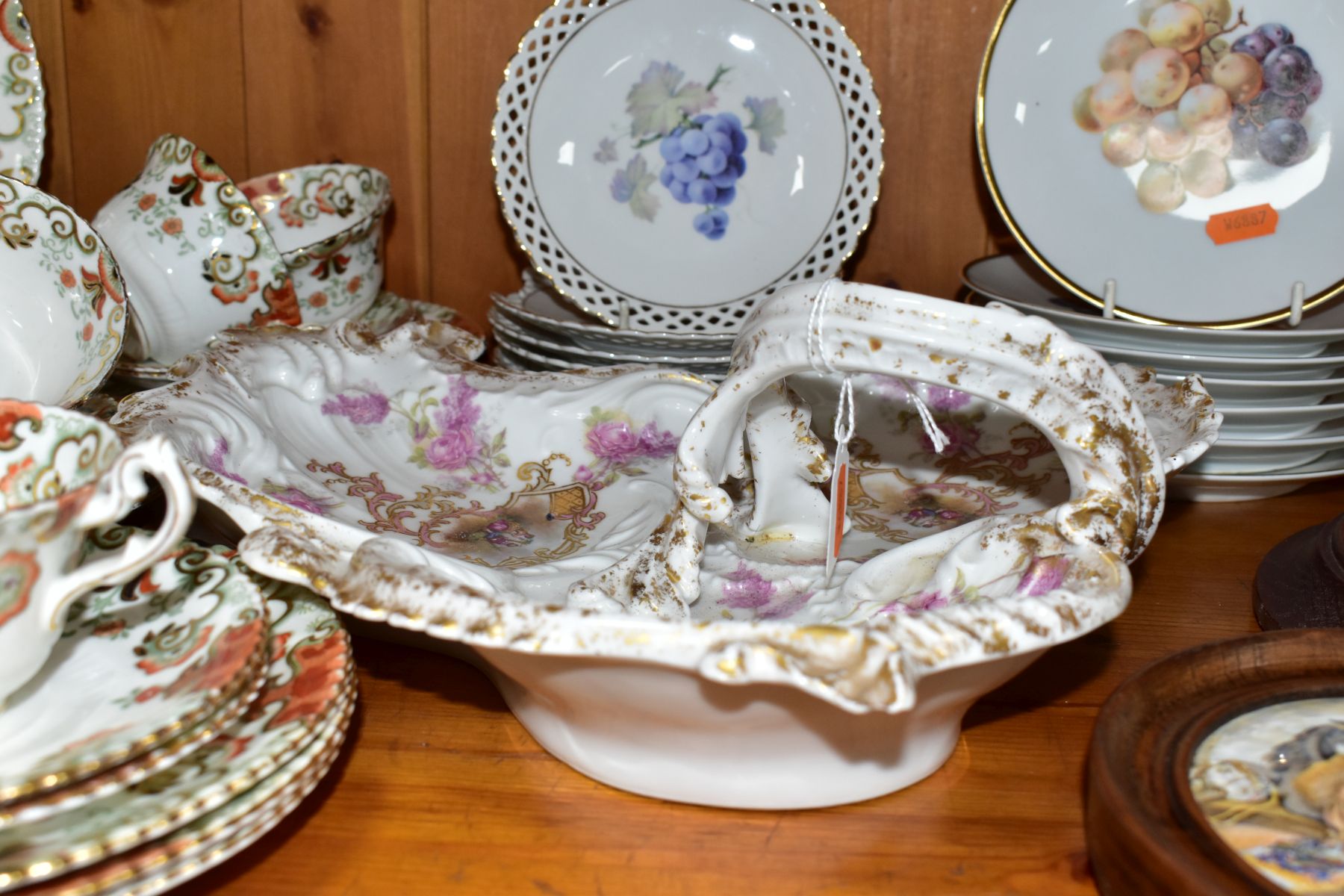 A GROUP OF CERAMIC TEAWARES ETC, comprising a twenty one piece Royal Crown Derby Derby Posies part - Image 12 of 20