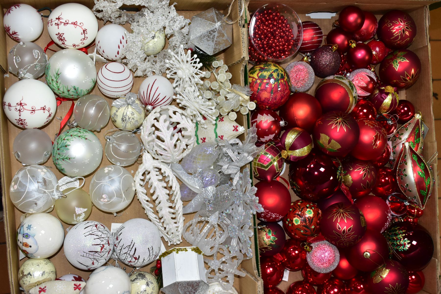 THREE BOXES AND LOOSE CHRISTMAS DECORATIONS, to include two boxed Christmas ornament sets (red/ - Image 5 of 8