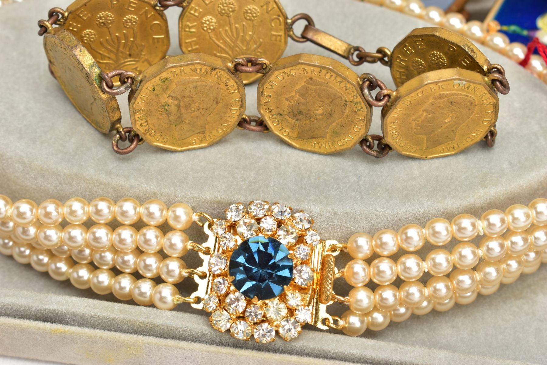 A TRAY OF ASSORTED ITEMS, to include a boxed imitation pearl necklace fitted with a yellow metal - Image 2 of 4