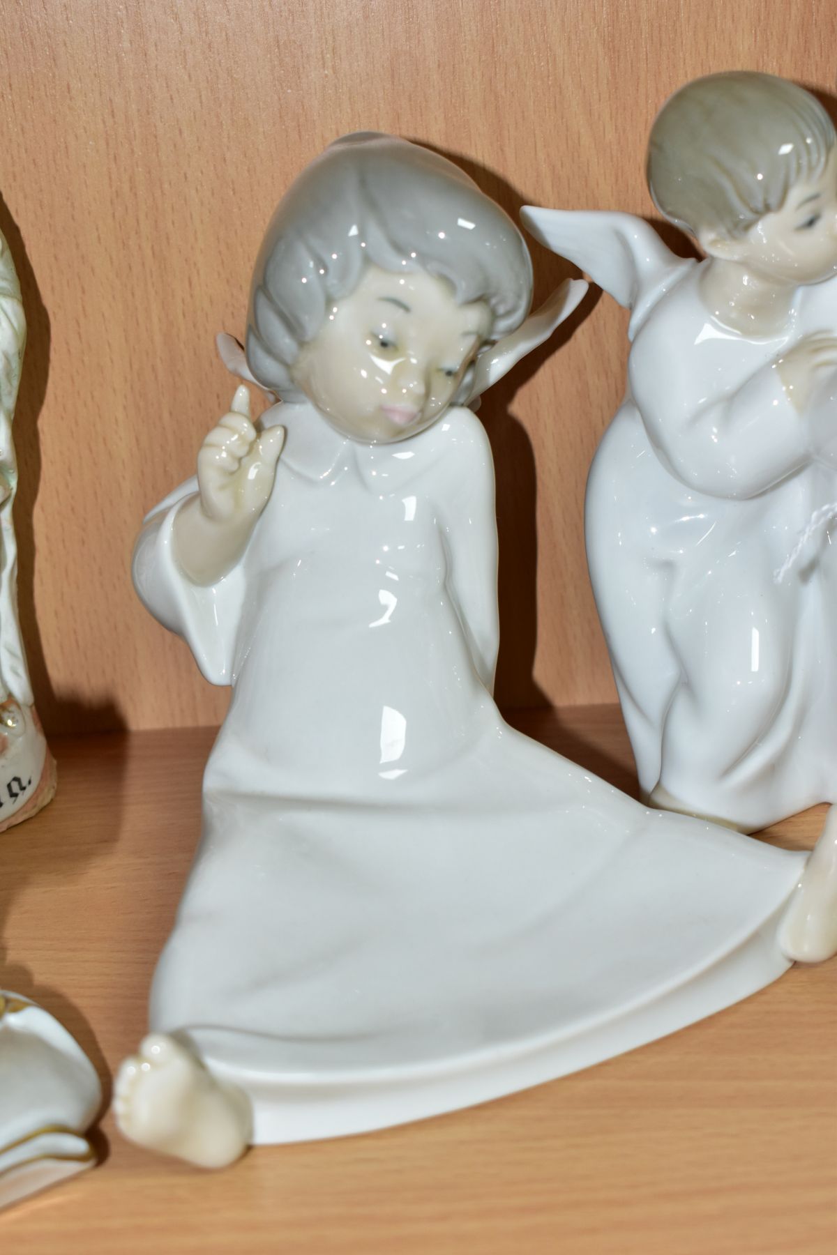 FOUR LLADRO ANGEL FIGURINES COMPRISING 'ANGELS' THREE ANGELS SINGING FROM A SHEEET OF MUSIC 1004542, - Image 4 of 7