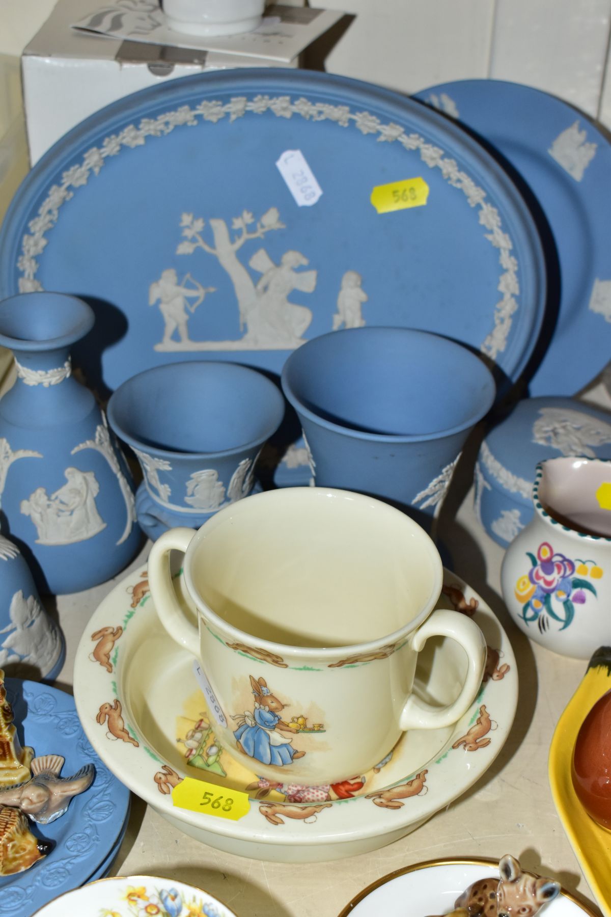 A GROUP OF CERAMIC GIFTWARES, THIMBLES AND OTHER ITEMS, to include a boxed Royal Doulton Miss - Image 9 of 19