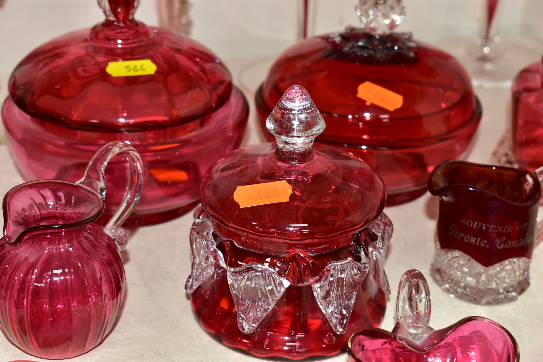 EIGHTEEN PIECES OF CRANBERRY GLASS, to include some late Victorian/Edwardian and later pieces, two - Image 6 of 17
