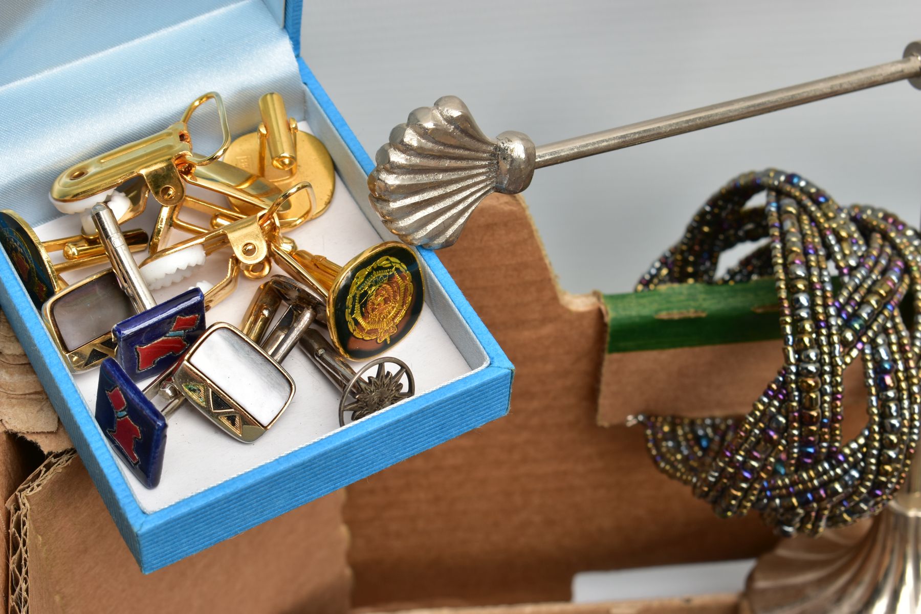 A BOX OF ASSORTED ITEMS, to include a silver handled manicure set encased in its original box, - Image 7 of 10