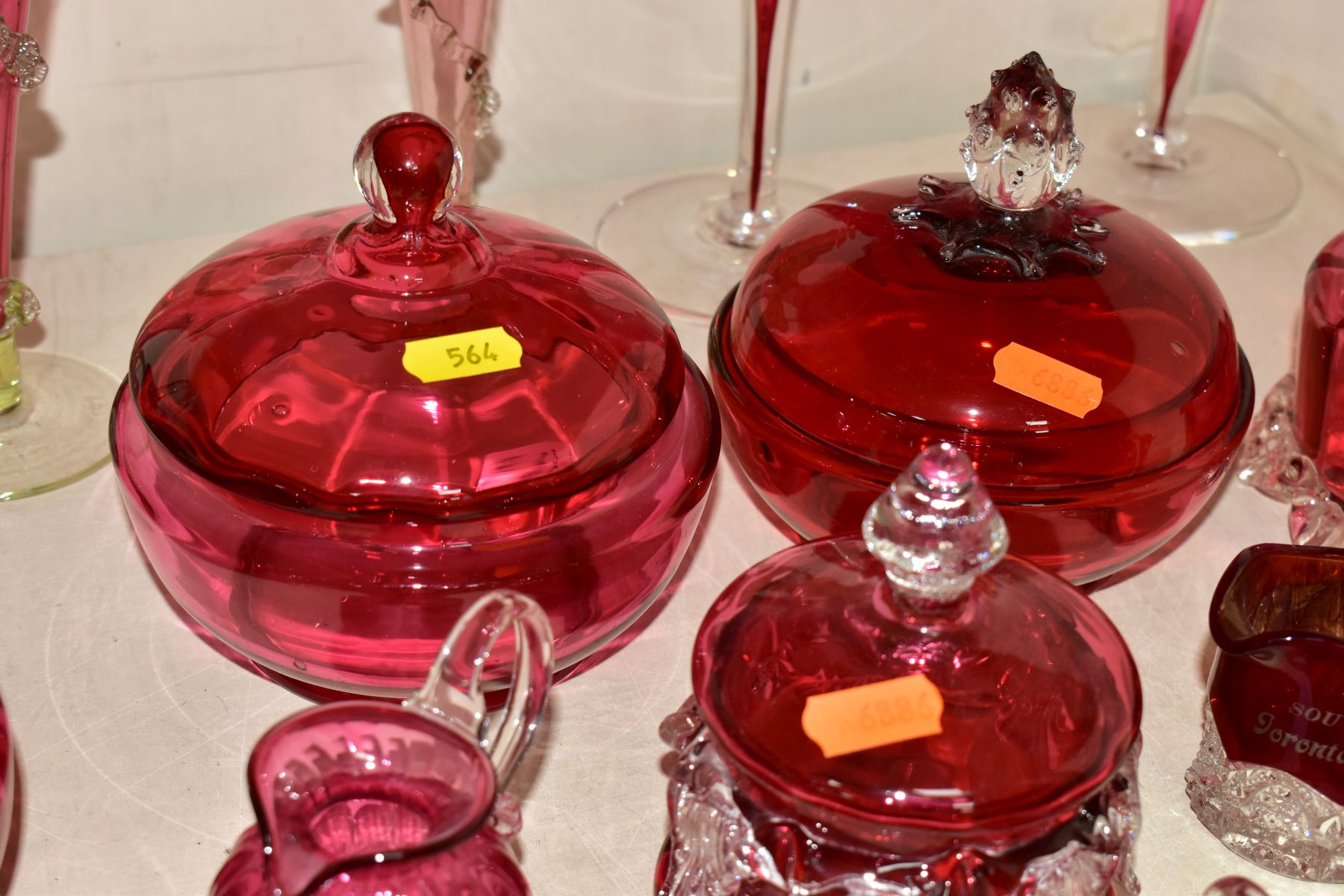 EIGHTEEN PIECES OF CRANBERRY GLASS, to include some late Victorian/Edwardian and later pieces, two - Image 11 of 17