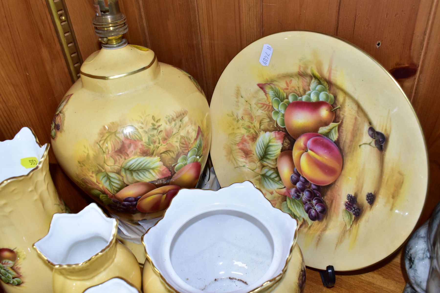 TWELVE PIECES OF AYNSLEY ORCHARD GOLD GIFTWARES ETC, comprising a table lamp height including - Image 6 of 10