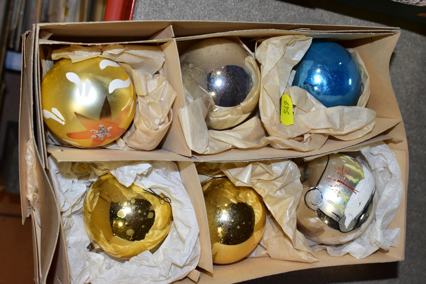 EIGHT BOXES AND LOOSE VINTAGE CHRISTMAS DECORATIONS, mainly mid to late twentieth century, to - Image 8 of 13