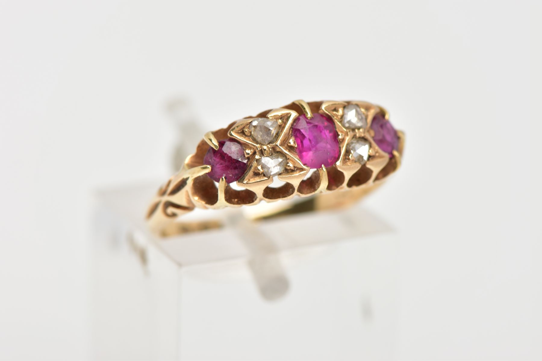 AN EARLY 20TH CENTURY RUBY AND DIAMOND RING, 18ct gold ring set with one cushion cut ruby and two - Image 4 of 4
