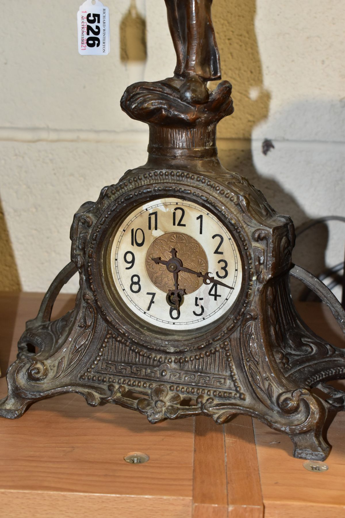 AN EARLY 20TH CENTURY BRONZED SPELTER FIGURAL MANTEL CLOCK AND AN EARLY 2OTH CENTURY VARIEGATED - Image 3 of 12