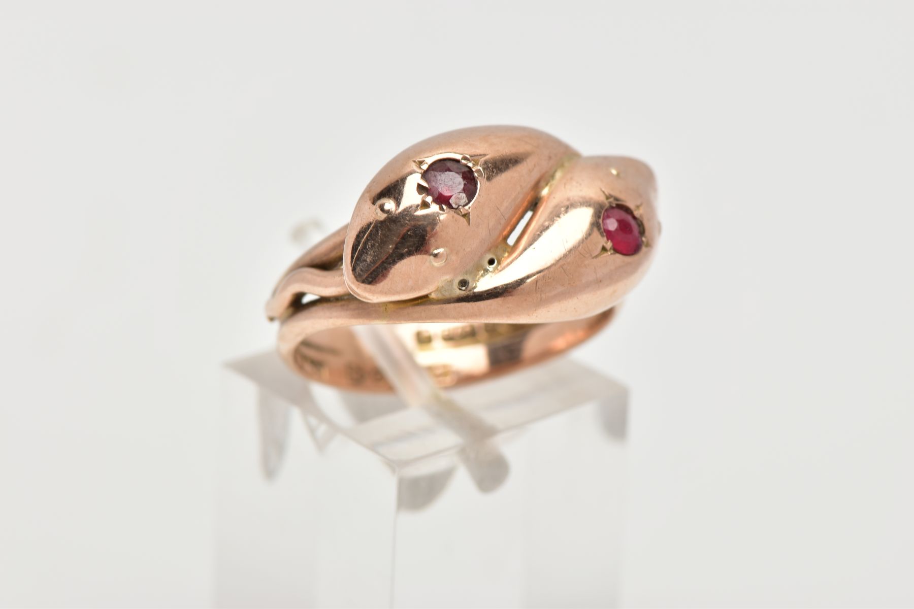 A 9CT GOLD SNAKE HEAD RING, double snake heads, set with two circular cut red paste stones in a star - Image 4 of 4