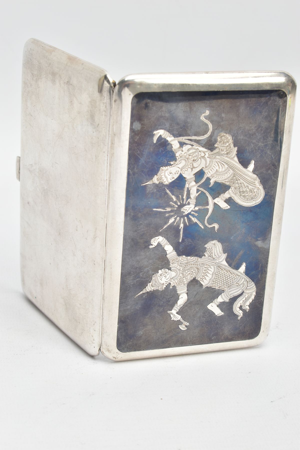 A WHITE METAL DAMASCENE CIGARETTE CASE, of a rounded rectangular form, fitted with a push release - Image 3 of 6