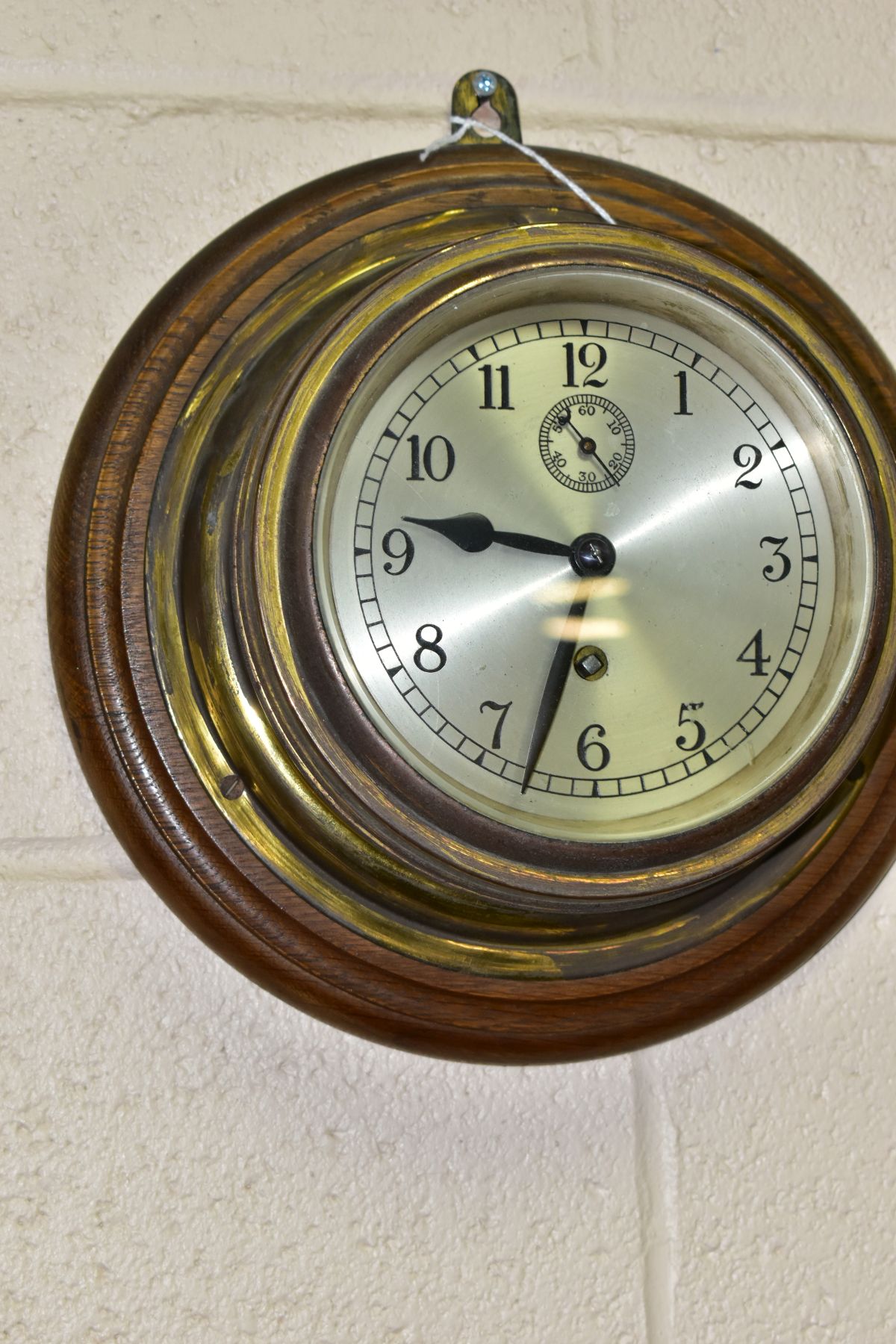 A MID 20TH CENTURY BRASS SHIP STYLE CLOCK, MOUNTED TO AN OAK BOARD, the circular dial having - Image 3 of 3