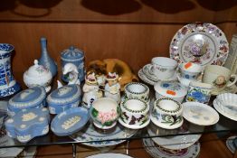 A COLLECTION OF GIFTWARE AND OTHER CERAMICS, including two Royal Doulton Brambly Hedge figures