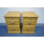 A PAIR OF MODERN PINE EFFECT THREE DRAWER BEDSIDE CABINETS