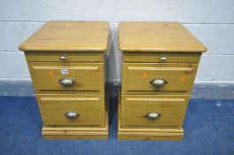 A PAIR OF MODERN PINE EFFECT THREE DRAWER BEDSIDE CABINETS