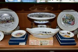 THIRTEEN PIECES OF BOXED AND LOOSE ROYAL WORCESTER GIFT AND TABLEWARE, comprising four Christmas
