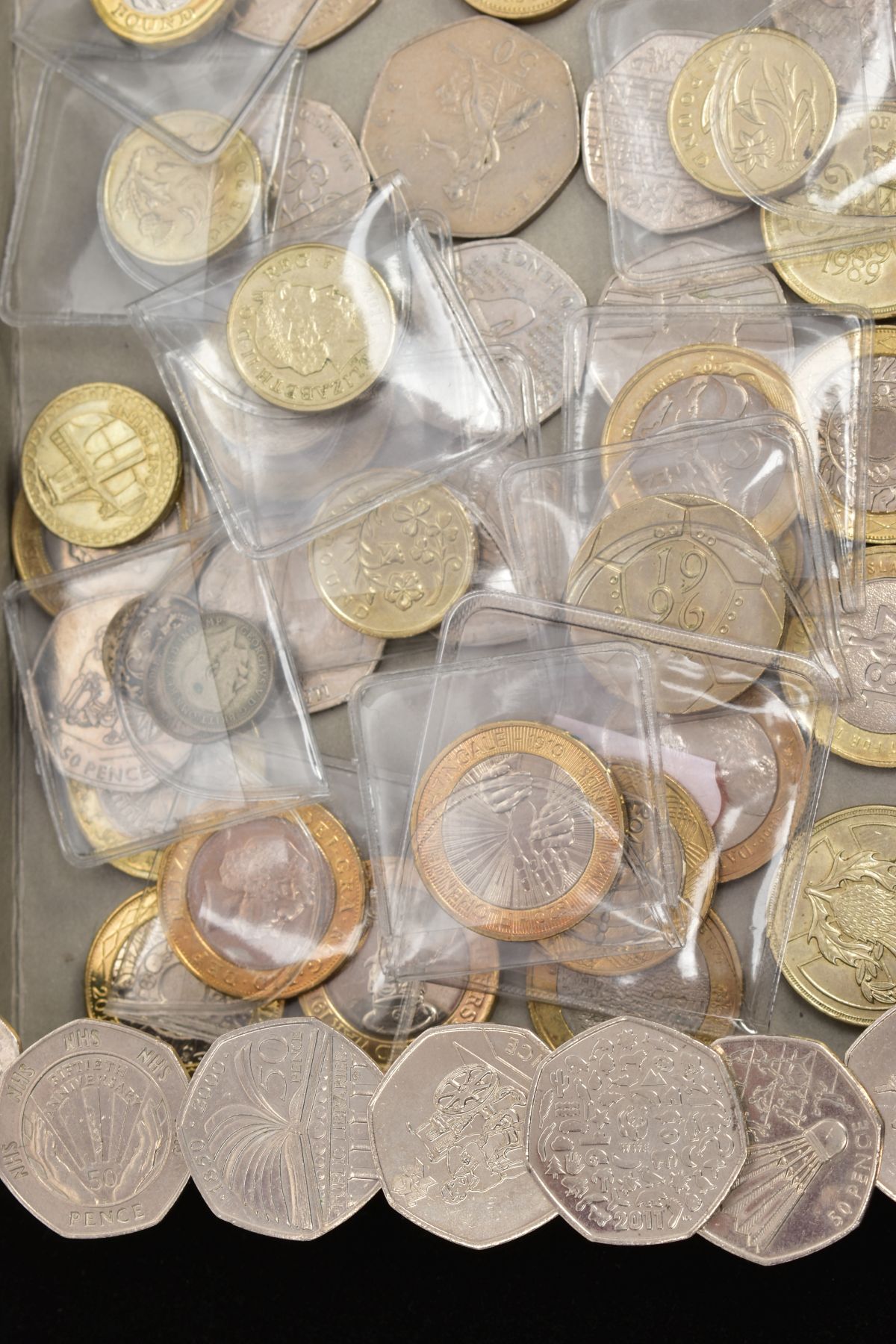 A SMALL TRAY OF MODERN COINAGE, to include five pounds to 50p coins in good grades, to Include old - Image 3 of 3