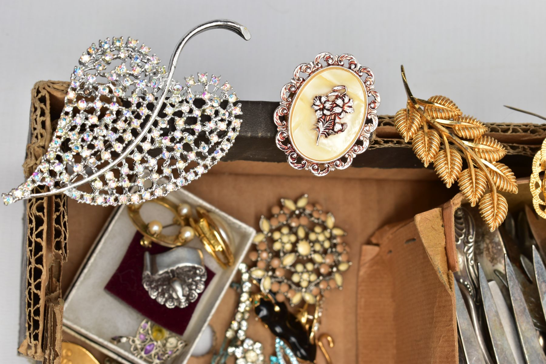 A SELECTION OF COSTUME JEWELLERY AND CUTLERY, to include a selection of brooches and a Lotus - Image 4 of 5