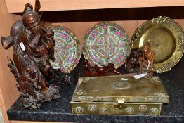 A GROUP OF CHINESE AND JAPANESE PORCELAIN, TREEN AND METALWARES, comprising a distressed brass