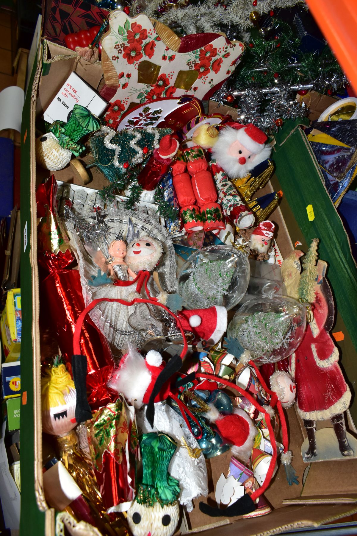 EIGHT BOXES AND LOOSE VINTAGE CHRISTMAS DECORATIONS, mainly mid to late twentieth century, to - Image 13 of 13