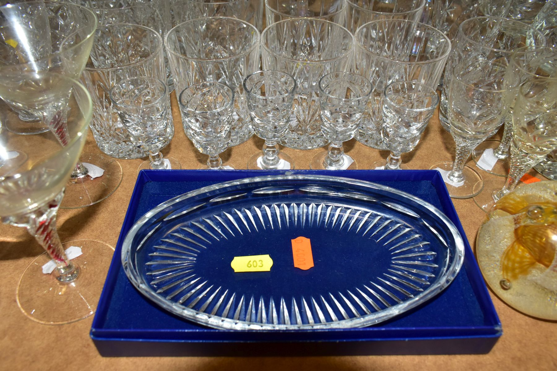 A QUANTITY OF CUT CRYSTAL AND OTHER GLASSWARES, to include a boxed Dublin Crystal oval dish, a - Image 4 of 10