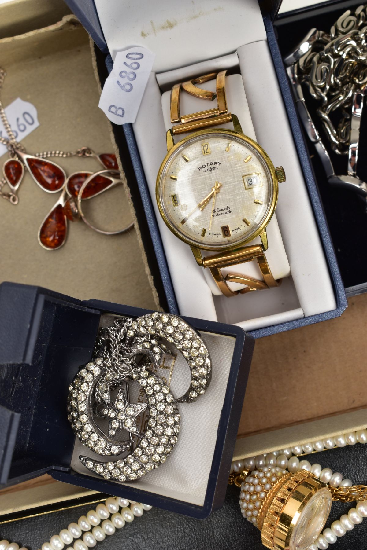 A SELECTION OF AMBER, COSTUME JEWELLERY AND A ROTARY WATCH, to include a necklace, two pairs of - Image 4 of 4