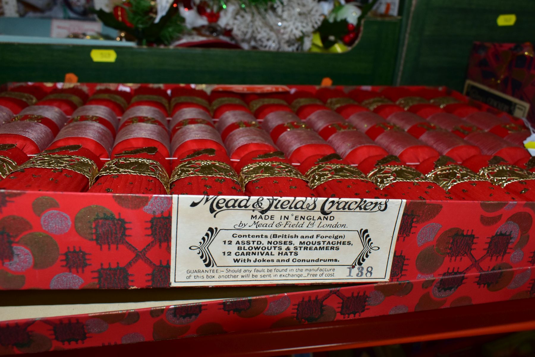EIGHT BOXES AND LOOSE VINTAGE CHRISTMAS DECORATIONS, mainly mid to late twentieth century, to - Image 6 of 13