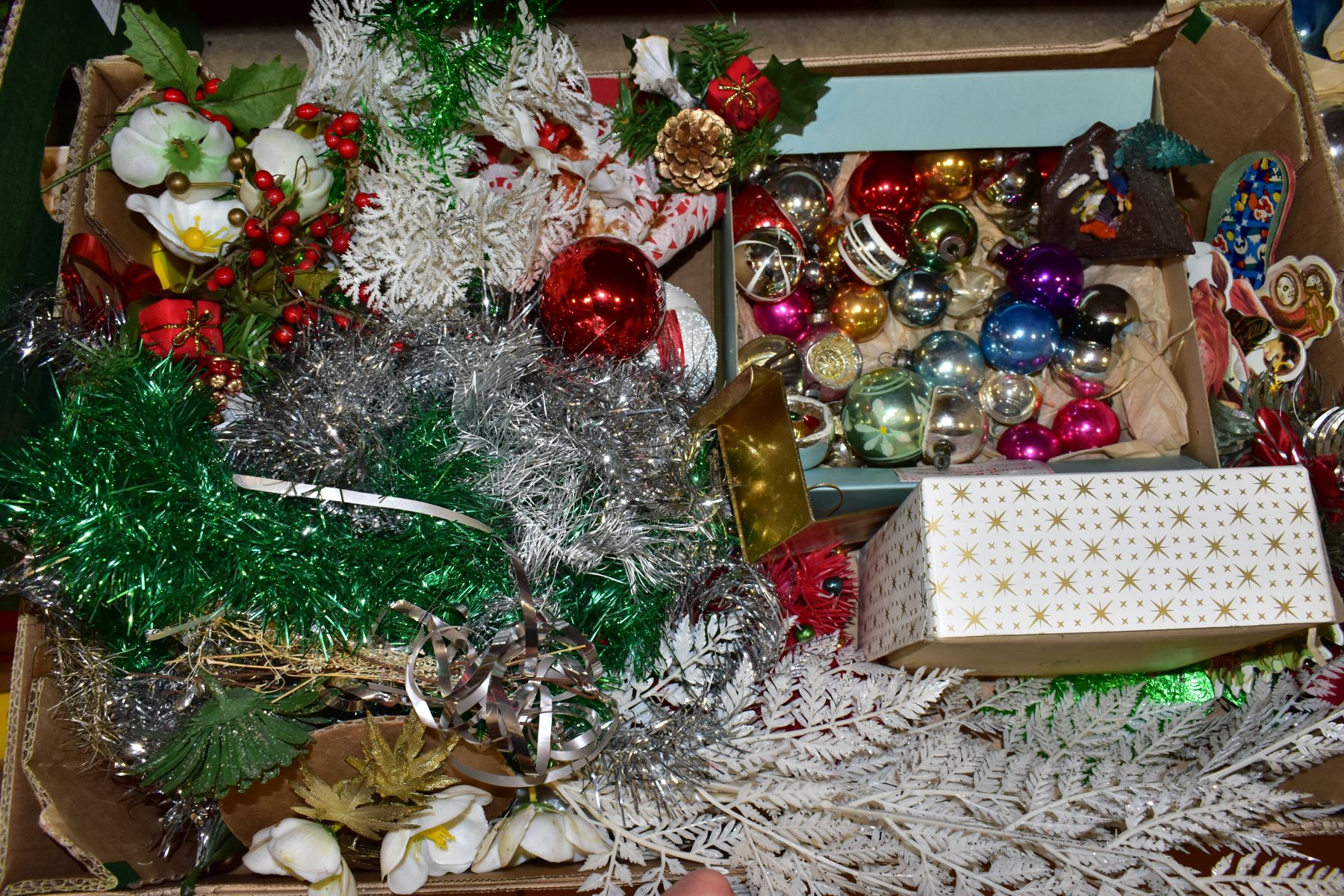 EIGHT BOXES AND LOOSE VINTAGE CHRISTMAS DECORATIONS, mainly mid to late twentieth century, to - Image 9 of 13