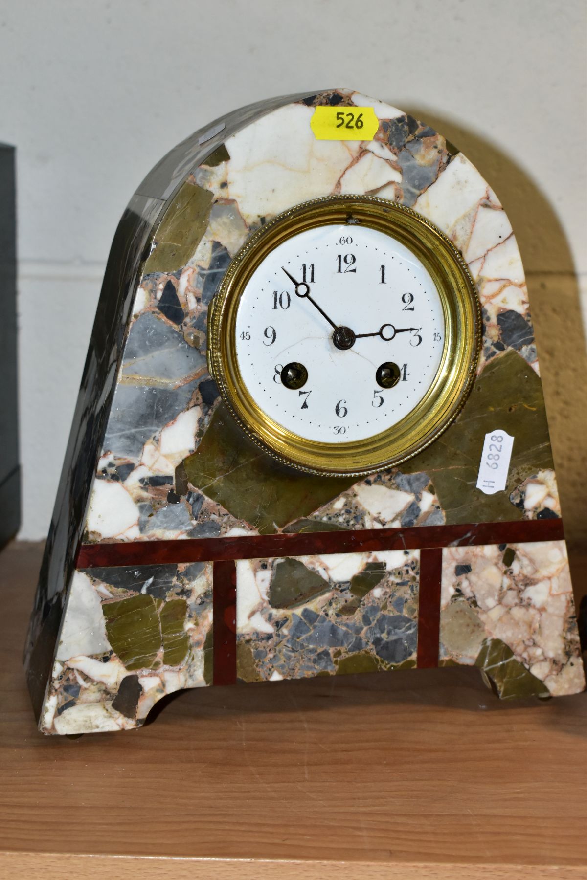 AN EARLY 20TH CENTURY BRONZED SPELTER FIGURAL MANTEL CLOCK AND AN EARLY 2OTH CENTURY VARIEGATED - Image 4 of 12