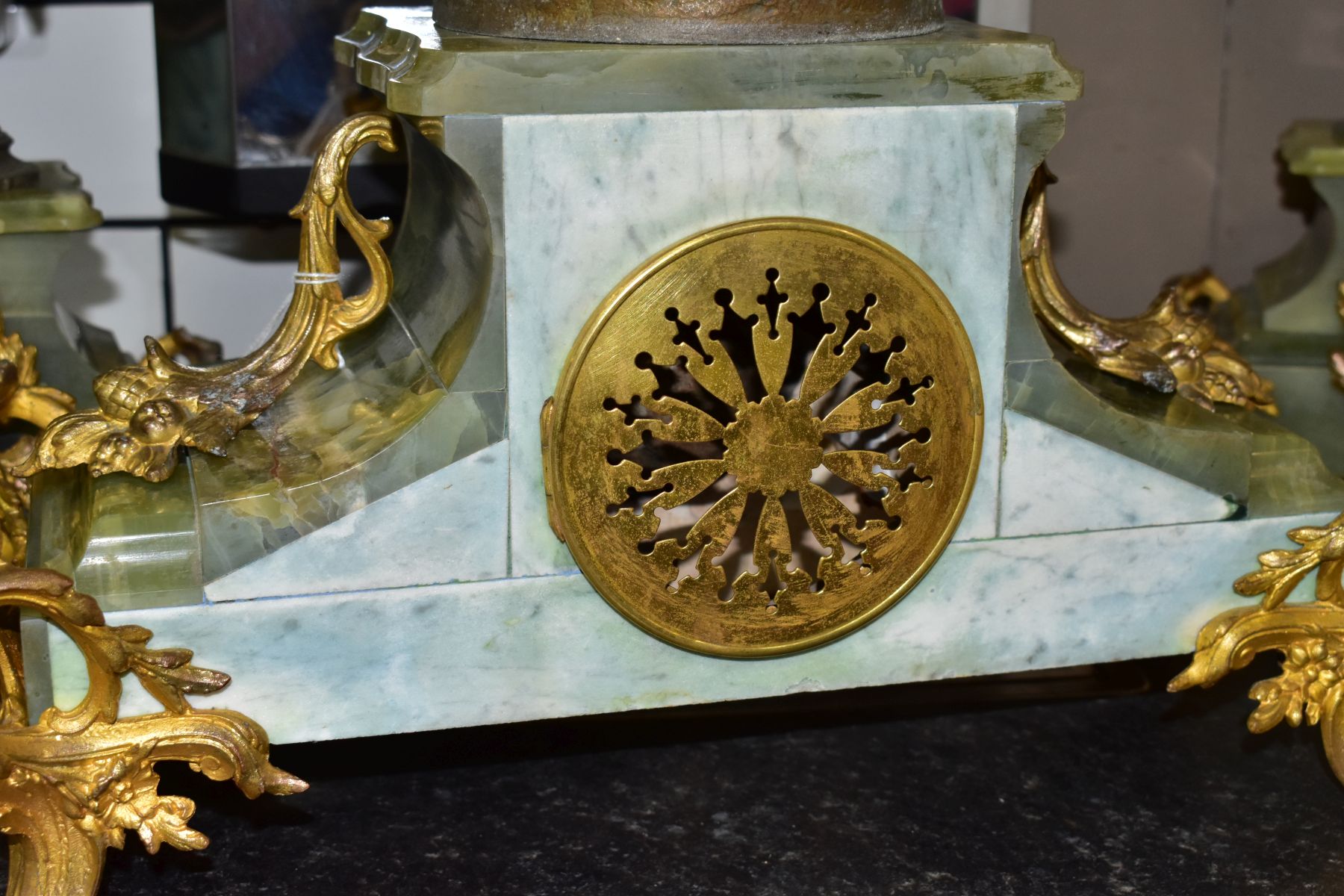 A LATE 19TH CENTURY GREEN ONYX, BRONZED SPELTER AND GILT METAL CLOCK GARNITURE, the clock with - Image 19 of 20