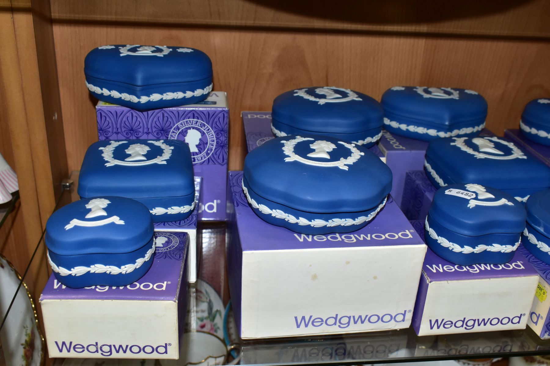 FIFTEEN BOXED WEDGWOOD ROYAL BLUE JASPERWARE ROYAL COMMEMORATIVE CANDY BOXES, all of H.M. The - Image 3 of 8