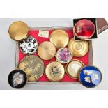 A SELECTION OF COMPACTS, to include three Stratton compacts one with its original signed box.