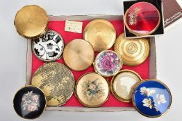 A SELECTION OF COMPACTS, to include three Stratton compacts one with its original signed box.