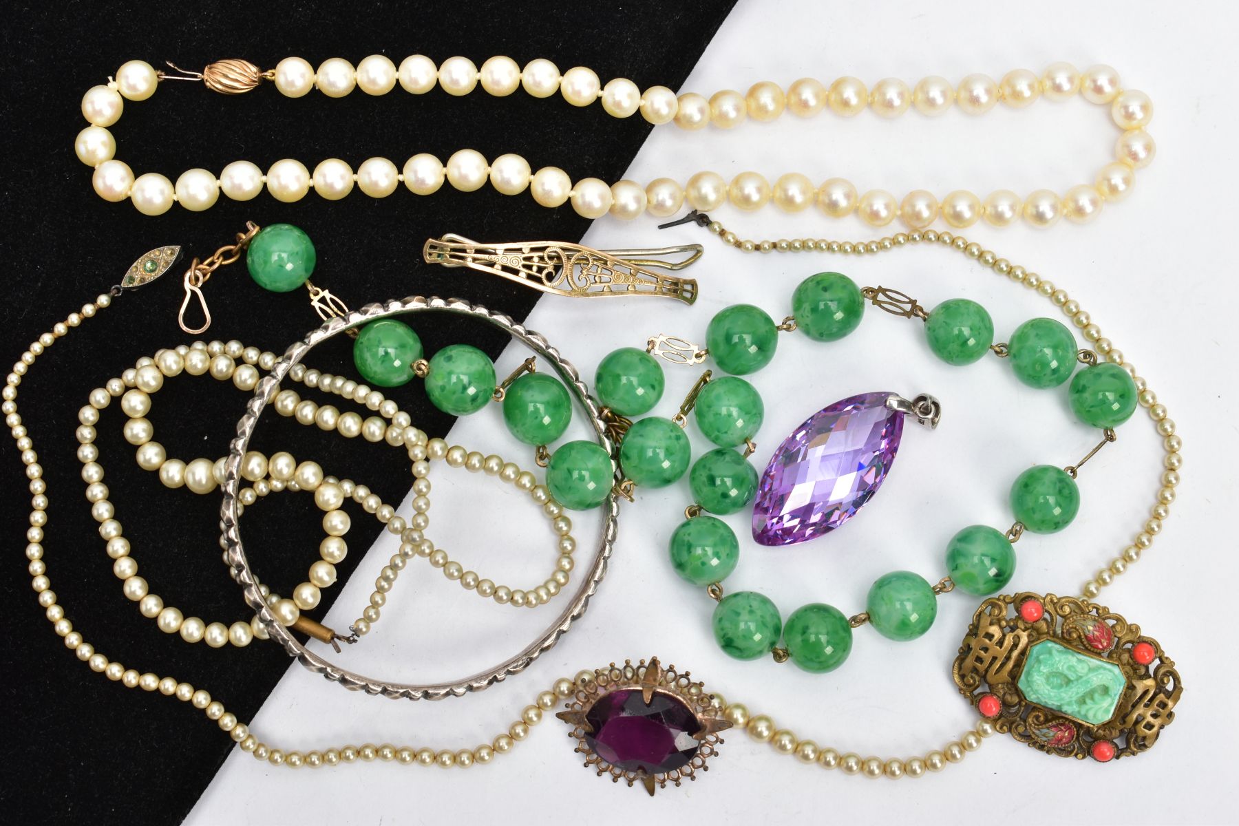 A BAG OF ASSORTED JEWELLERY, to include a green glass beaded necklace, a cultured pearl strand,