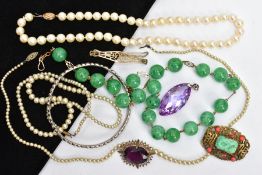 A BAG OF ASSORTED JEWELLERY, to include a green glass beaded necklace, a cultured pearl strand,