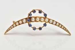 A PEARL AND SAPPHIRE BROOCH, a tapered curved yellow metal brooch set with twenty graduated white