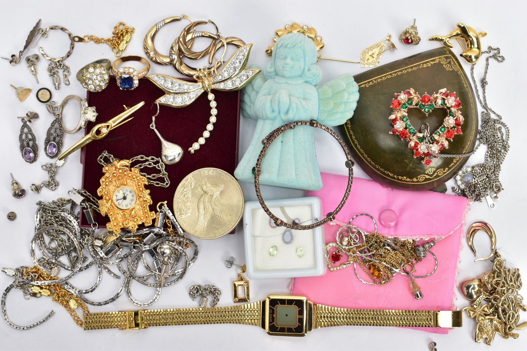 A BAG OF ASSORTED ITEMS, to include a yellow metal angel pendant, suspended from a fine curb link