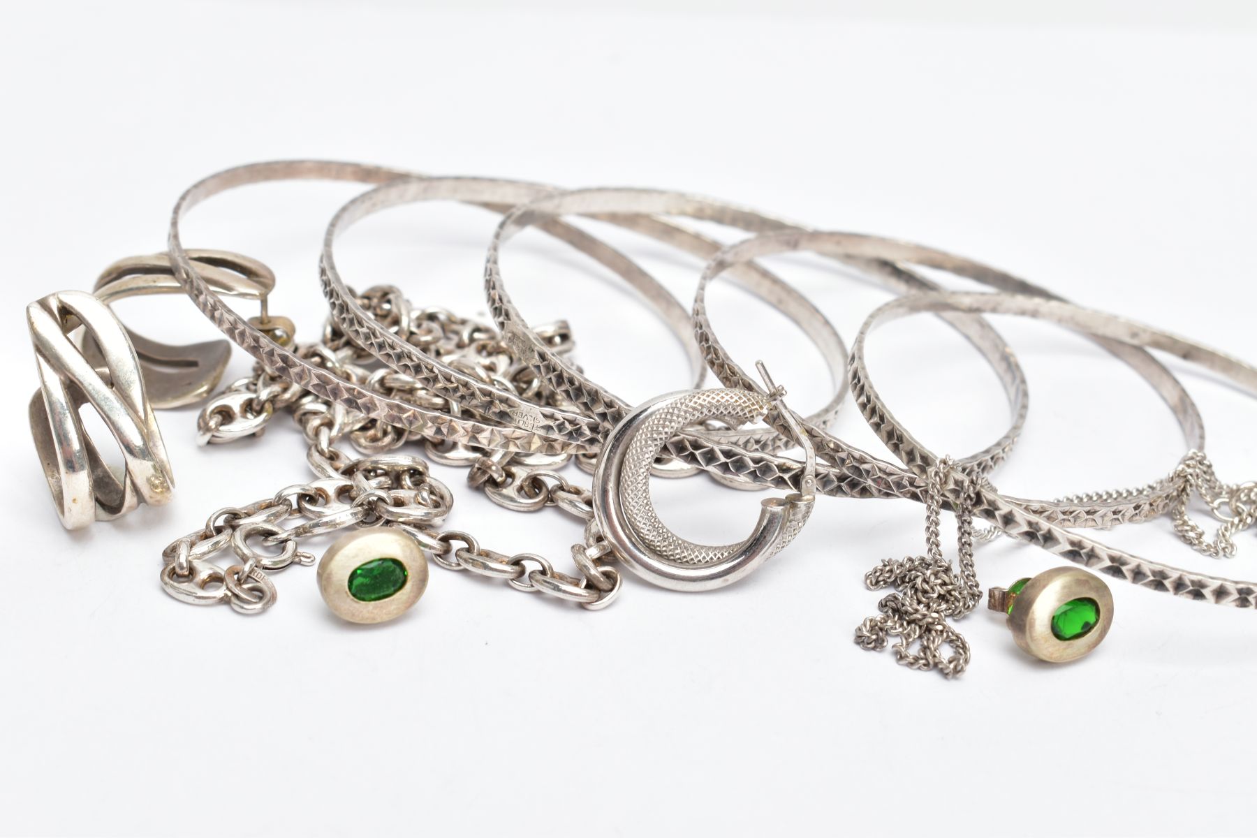 A SELECTION OF JEWELLERY, to include a silver wide puffed mariner chain, approximate length 660mm,