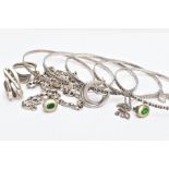 A SELECTION OF JEWELLERY, to include a silver wide puffed mariner chain, approximate length 660mm,